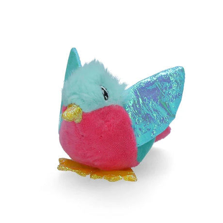 En lille Kattelegetøj Kong fugl med blå og lyserøde vinger lavet af strikmaterialer.