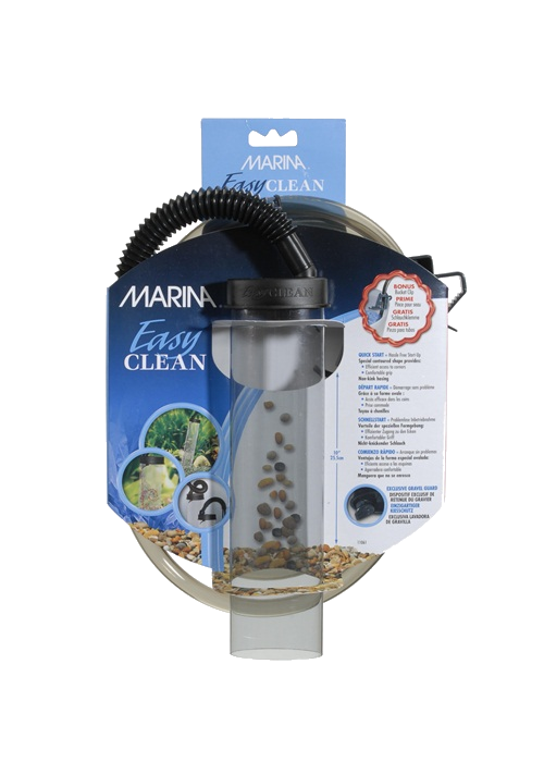 Maria renser akvariefilteret med en Marina Easy Clean slamsuger fra Trixie.