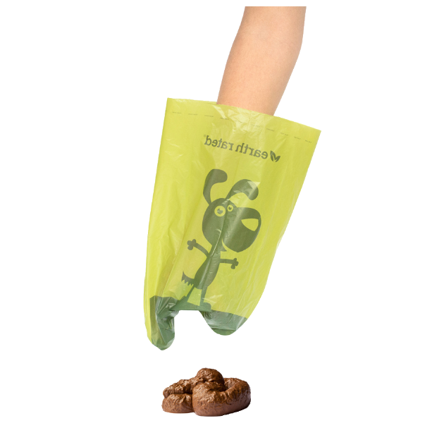 En hånd, der holder en plastikpose med en chokolade i. Plastposen er en miljøvenlig mulighed, kendt som "Miljøvenlige hundeposer med lavendels duft fra Earth rated", og er duftet med beroligende lavendel til at skabe.