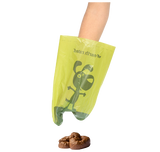 En hånd, der holder en plastikpose med en chokolade i. Plastposen er en miljøvenlig mulighed, kendt som "Miljøvenlige hundeposer med lavendels duft fra Earth rated", og er duftet med beroligende lavendel til at skabe.