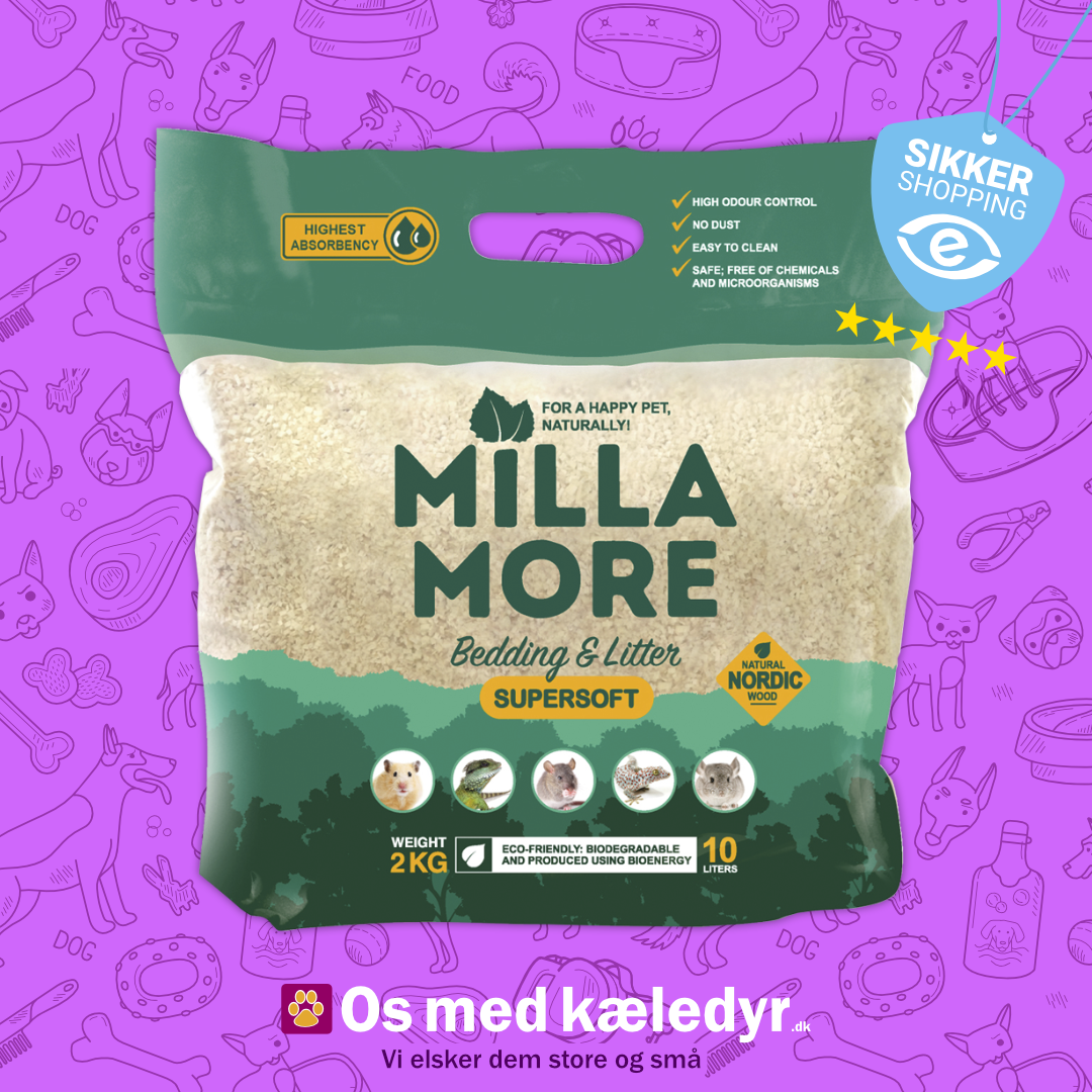 En pose Bøgeflis, MillaMoore supersoft 2kg, strøelse til mindre kæledyr hundefoder på lilla baggrund.