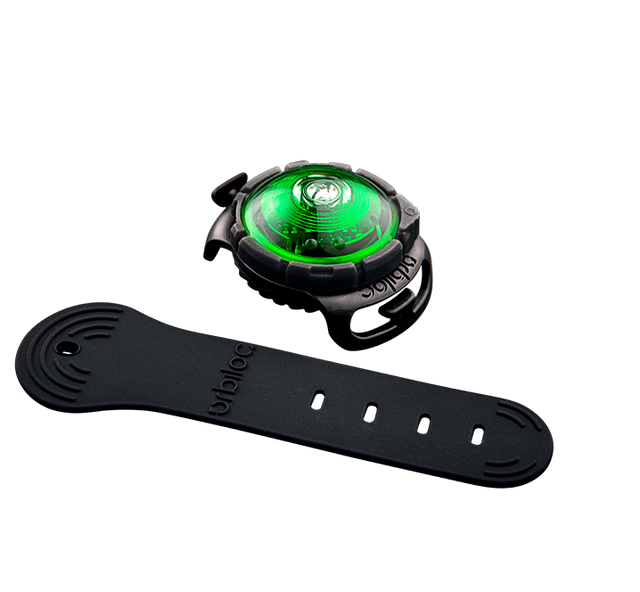 Et Orbiloc-ur med grønt lys på, hvilket giver høj synlighed under dårlige lysforhold.