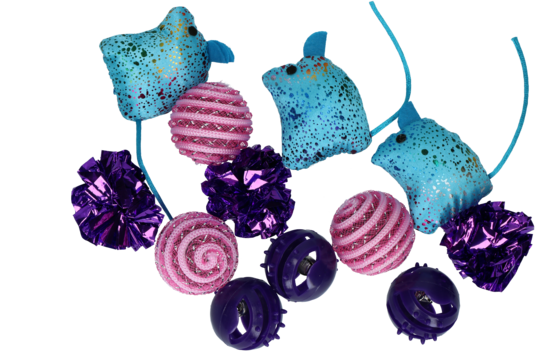 Et farverigt sortiment af pawise kattelegetøj, mus, knitrebold eller rangle med bjælder, med nuancer af blå, lilla og pink, sat mod en slank sort baggrund.