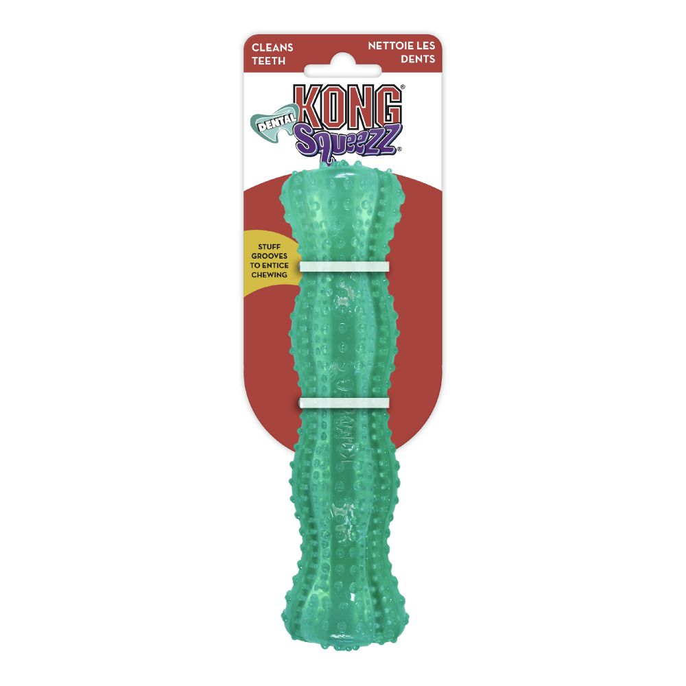 En fleksibel grøn Kong Squeezz Dental Stick, tandrensende fyldt med godbidder.