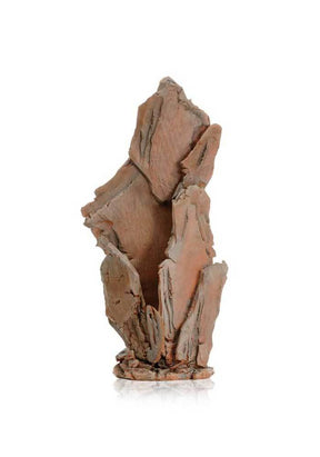 En model af en klippeformation på en hvid baggrund, designet som en biOrb klippe rød / Skiferstabel ornament stor rød plantekasse.