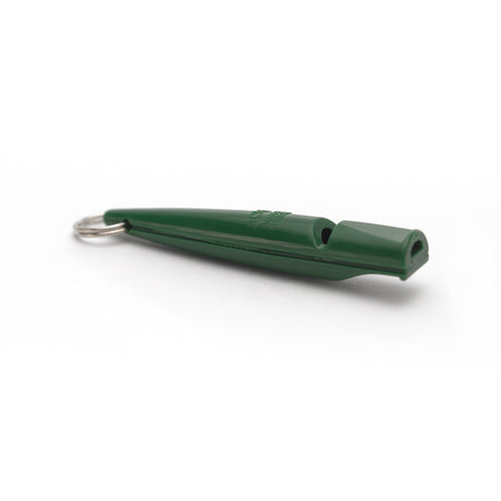 En grøn fløjte på en hvid baggrund. Kw Acme fløjte, pink, skovgrøn eller sort er et vigtigt værktøj til hundetræning.