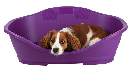 En Sleeper - seng i plast til din hund ligger i en skridsikker kæledyrsseng lavet af Trixie.