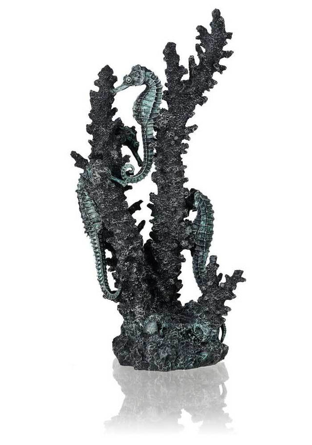 En statue af en søhest omhyggeligt udformet med høj kvalitet i håndværk, elegant placeret på en koral. Dette biOrb søheste Sort - Mellem eksklusivt design stykke.