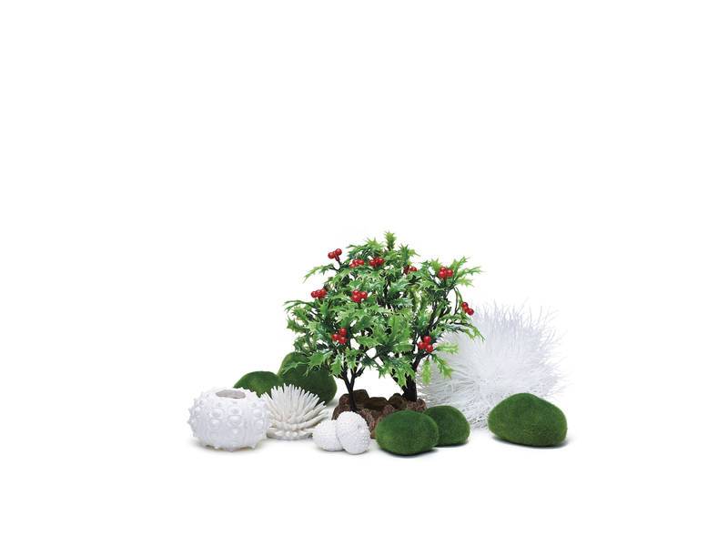 En hvid baggrund med et lille træ og andre ting, herunder en biOrb fuld dekorationssæt 15L / Vinter (vinter) juleplante.