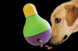 En hund tygger på et Starmark Hundelegetøj Slidstærkt, Bob A Mot legetøj.