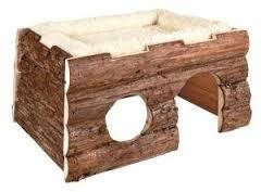 Et gnaverhjem lavet af naturtræprodukter, Tilde Borg til kanin eller marsvin fra Natural Living er et kattehus i træ med et hul i midten.
