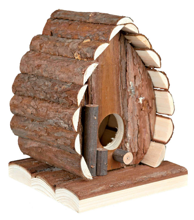 Et fuglehus lavet af bjælker og træ, der giver et hyggeligt hjem for små gnavere i et rustikt hus i naturtræ kaldet "Solveig" af Natural Living. SEO