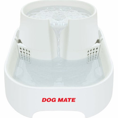 En PetMate vandfontæne til kæledyr på en hvid baggrund.