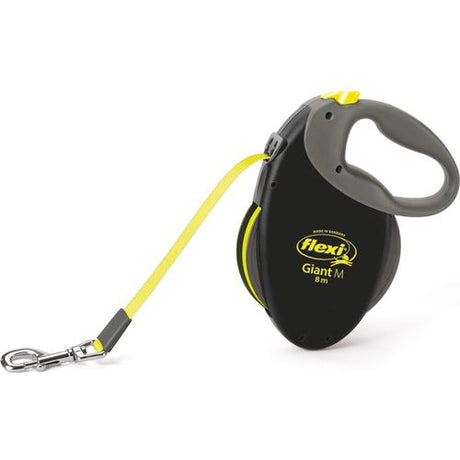 En gul håndtag hundesnor med en sort Flexi New Neon Giant, udtrækkelig flad hundesnor fra mærket flexi.