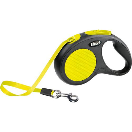 En gul og sort Flexi New Neon Gul udtrækkelig flad hundesnor med håndtag fås i forskellige hundestørrelser.