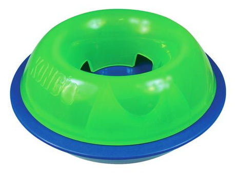 En grøn og blå Kong Tiltz Foderbold / Aktivitetsbold til hunde med låg.