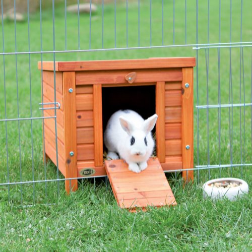 En hvid kanin sidder i et Natura hus til udendørs løbegård, 42x43x51 cm kaninbur.