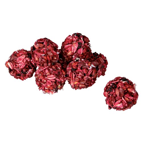 En flok røde Gnaversnacks, "havregrynskugler" med smag af Trixie på hvid baggrund, der ligner marsvin kugler eller kaniner.