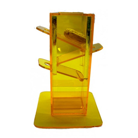 En gul plastikholder med klar top, perfekt til at holde små Godbids forhindring - Aktivitetslegetøj til fugle og papegøjer eller tjene som pædagogisk legetøj, af Whesco.