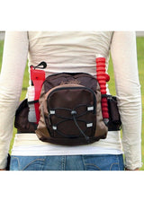 En kvindes ryg, mens hun går eller løber, iført en Trixie fanny pack og bærer en Træningstaske til hundeline, fx til joggere vandflaske.