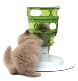 En kat leger med et Catit Senses 2.0 Food Tree, CATIT SENSES 2.0 FOOD TREE 27X35,5X26,5 CM, en foderopløsning.