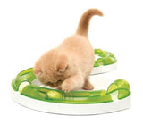 En kat, der leger med et Catit Senses 2.0 Play Circuit 27x26,5x8 cm legetøj på en hvid overflade.
