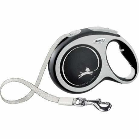 En sort og sølv Flexi New Comfort optrækkelig snor med en snor fra flexi.
