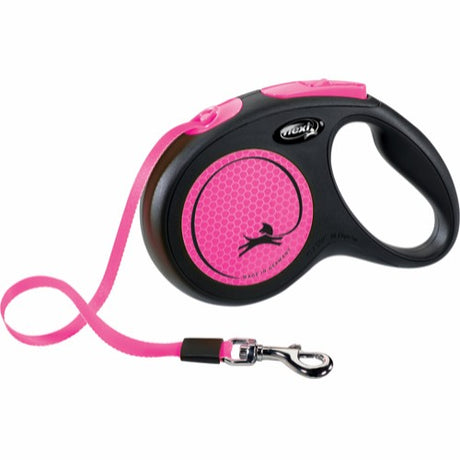 En pink og sort New Neon Pink udtrækkelig flad hundesnor med hank, fra mærket flexi.