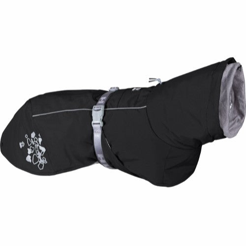 En Hurtta - Extreme Warmer Titangrå (Blackberry) hundefrakke lavet af vandtæt materiale på hvid baggrund.