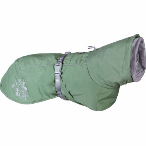 En Vinterdækken til hunde, Hurtta - Extreme Warmer Støvet Grøn (ECO Hedge) hundefrakke, fremvist mod hvid baggrund.