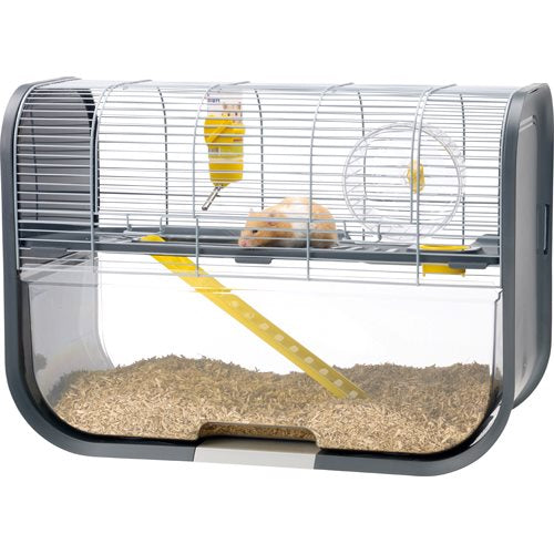 Et lille bur med en hamster i, der beskæftiger sig med graveaktiviteter og indimellem kræver rengøring, Hamsterbur med god gravplads fra Savic.
