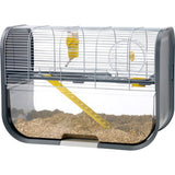 En Savic hamster i en Hamsterbur med god graveplads, der engagerer sig i graveaktiviteter og nyder regelmæssig rengøring.