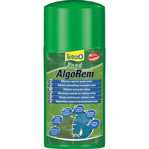 En flaske TetraPond AlgoRem, et miljøvenligt produkt lavet af svævealger, på hvid baggrund.