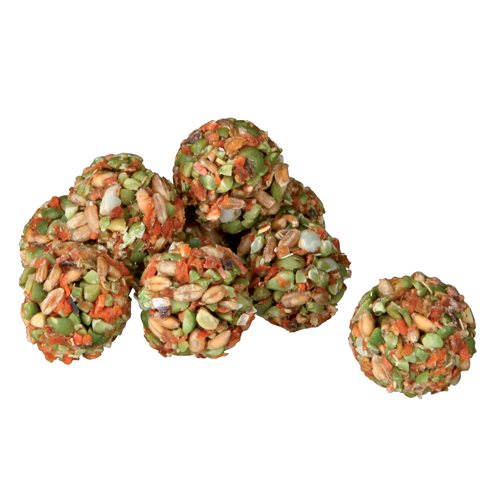 En gruppe små kugler af grøntsager og nødder på hvid baggrund, der ligner Trixies Gnaversnacks, "havregrynskugler" med smag.