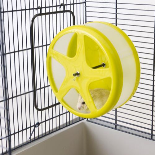 En hamster i bur med et Løbehjul til dværghamster, kan hænges op, fra Savic wheel.