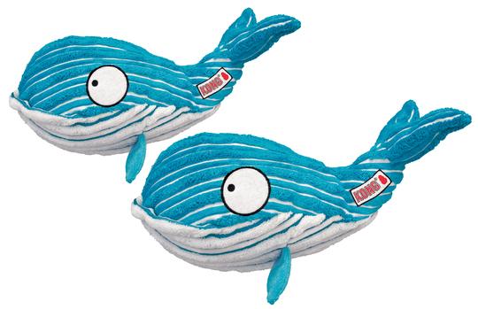 To Kong Cuteseas blåhval udstoppede legetøj på en hvid baggrund.