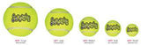 Et sæt gule hundebolde, der er Kong AirKONG tennisbolde, skånsomme mod hundens tænder og tandkød.