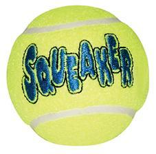 En gul tennisbold med ordet squeaker på. Kong AirDog Squeaker - TennisBold med piv er skånsom mod hundes tænder og tandkød.