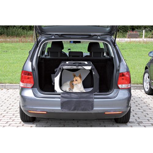 En hund sidder i bagagerummet på en bil med en Trixie Hunde Transportbur "Vario" for at adskille den fra metalstængeren.