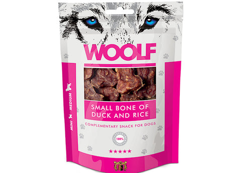 En pose Hundegodbidder fra Woolf hundegodbidder med et billede af en lille knogle med smag af and og ris, af mærket Woolf.