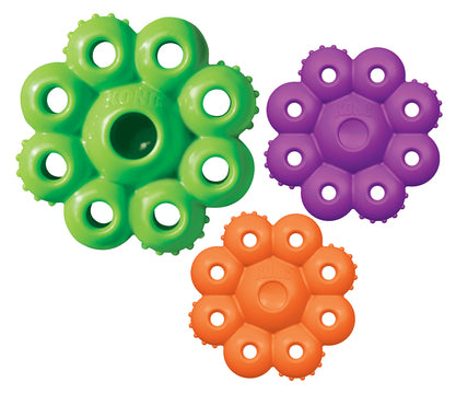 Tre farverige Kong Quest Star Pods legetøj formet som blomster på en hvid baggrund.