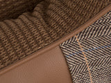 Et nærbillede af en brun tweed-taske fra Scruffs Windsor-kollektionen.