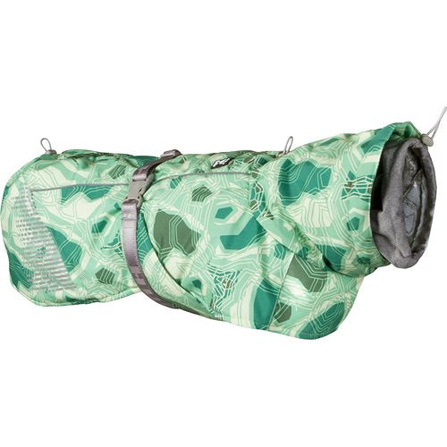 En Hurtta Vinterdækken til hunde - Extreme Warmer Park Camo 45 cm med rem, designet til at give hundens varme og beskytte din pelsede ven under ekstreme vejrforhold.
