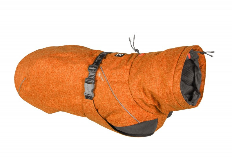A Hurtta - Expedition Parka Støvet orange (Buckthorn), perfekt til koldt vejr og ekspeditioner.
