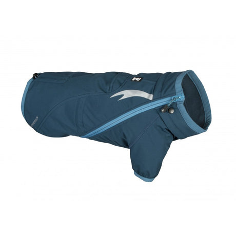 En blå hundejakke med Hurtta Chill Stopper (Soft shell vindjakke) Blå (enebær) og Soft Shell-materiale.