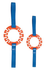 Et par orange og blå Chuckit Ring Tug ringe lavet af speciel TPR gummi på hvid baggrund.
