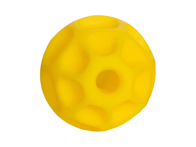 Et Hundelegetøj Slidstærkt, Tretraflex hundelegetøj fra Starmark, formet som en gul plastikbold, med hul i midten til interaktiv legetid.