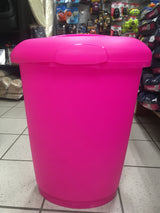 En lyserød plastikbeholder (Eukanuba Foderspand med lufttæt låg) siddende på et klinkegulv.