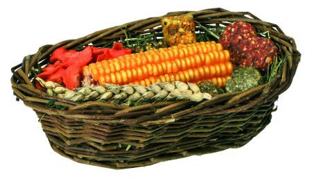 En lækker JR Farm gnaversnack kurv fyldt med majs og andre grøntsager.