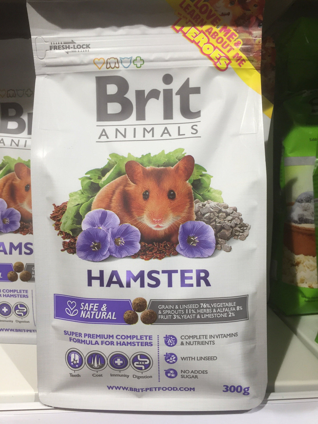 En pose Brit komplet hamsterfoder - Super Premium foder til hamster på hylde.